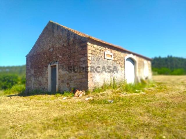 Ruína com terreno para reconstrução de casa de habitação em Vila Nova