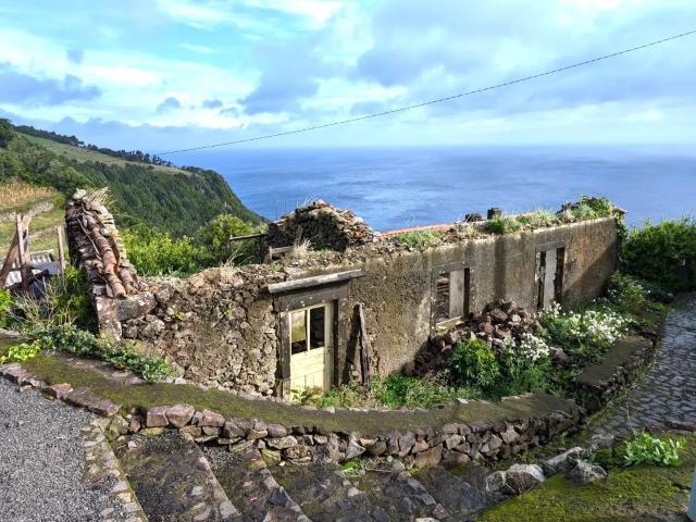 Ruína com vista deslumbrante para o mar – Ilha das Flores