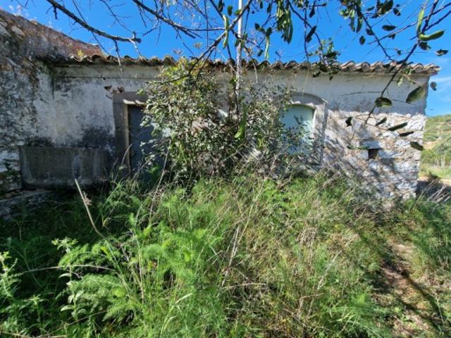 Ruína com vista mar inserida em terreno com 3160 m2