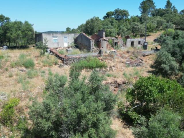 Ruína de antiga quinta em terreno com socalcos a 15 minutos de Tomar