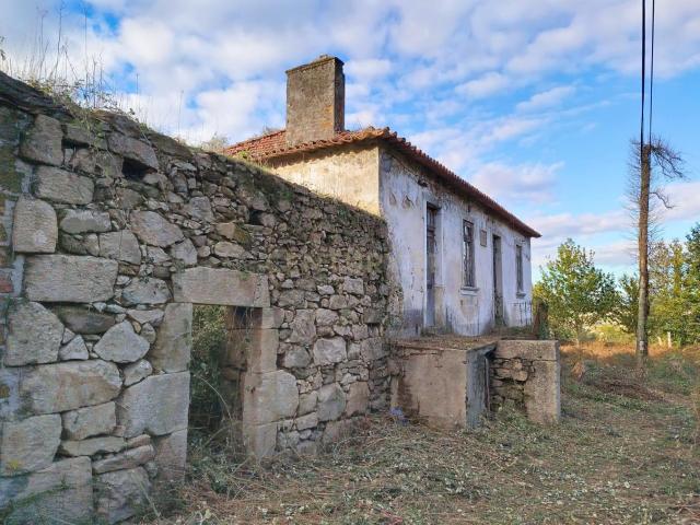 Ruina em Fontoura, Valença Oportunidade Única!