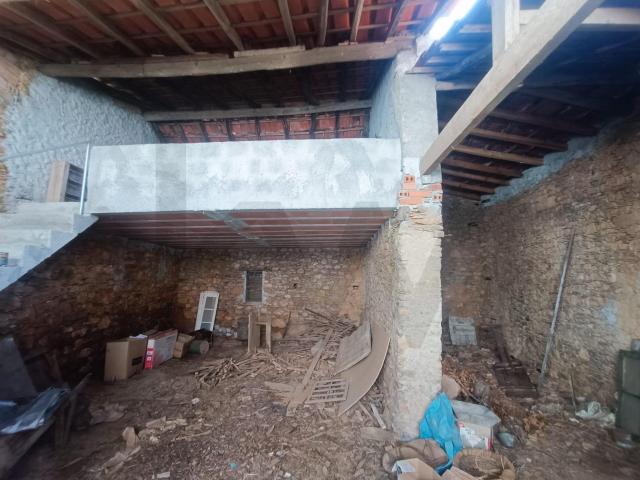 Ruína em Pedra com 96 m² de Implantação | Potencial para T2/T3 | Folques – Arganil