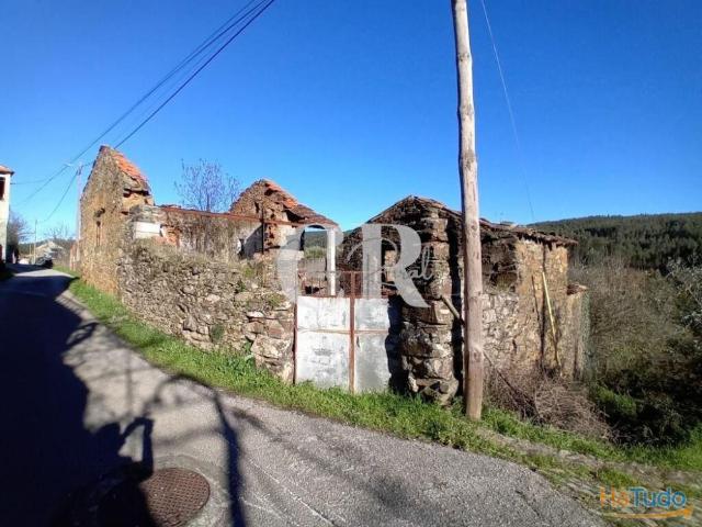 Ruina em pedra com arrumos e quintal em Castanheira de Pera | 26053952008