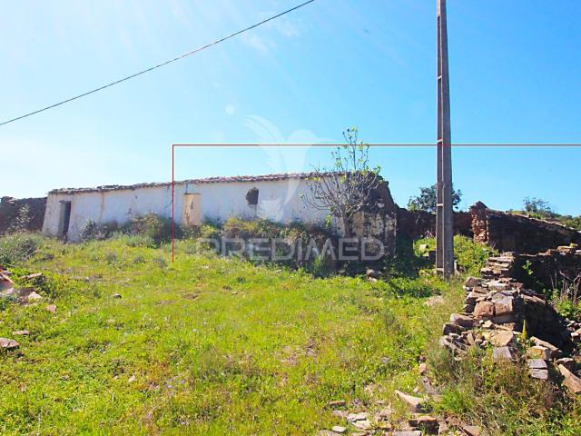 Ruína em Pedra geminada, com terreno de 2,3 hectares