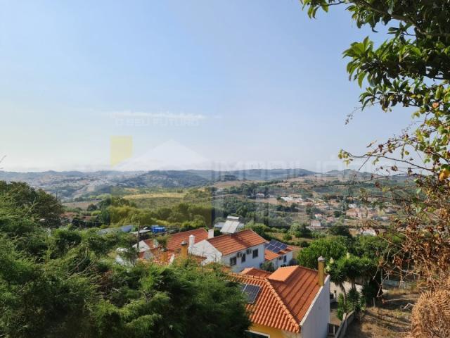 Ruína inserida em terreno urbano com 110 m2, com área bruta de implantação de prédio 110 m2 Carrasqueira Mafra