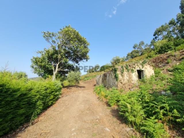 Ruína inserida em terreno urbano com 110 m2, com área bruta de implantação de prédio 110 m2 Carrasqueira Mafra