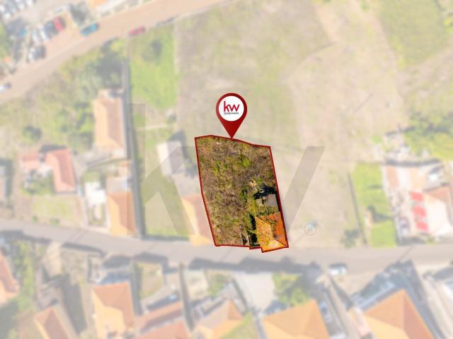 Ruína inserida em lote de 411m2 no Lombo do Salão Calheta