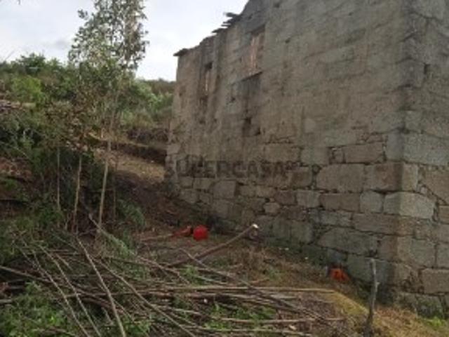 Ruína para reconstruir em totalidade