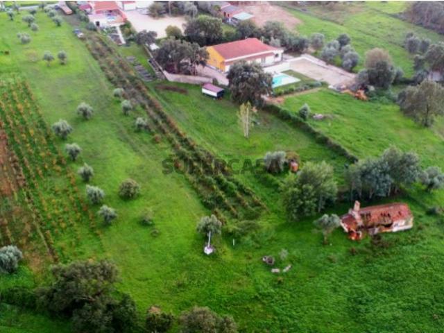 Ruína para reconstruir, inserida em terreno com 15500m2, perto de Tomar