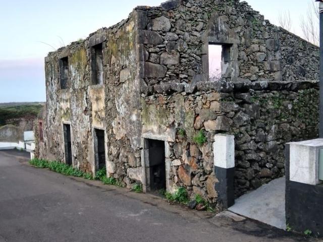 Ruina para reabilitar na ilha Graciosa