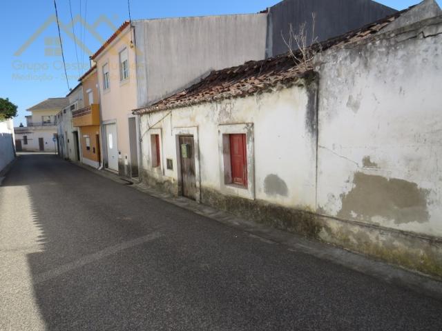 Ruina situada na Dagorda, Vermelha, Cadaval