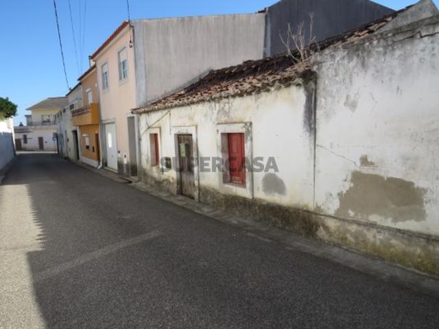 Ruina situada na Dagorda, Vermelha, Cadaval