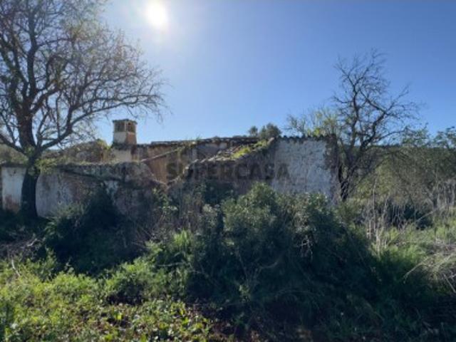 Ruina situada na Goldra em Loulé Algarve