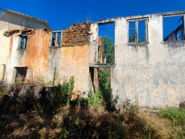 Ruinas com 1ha de terreno
