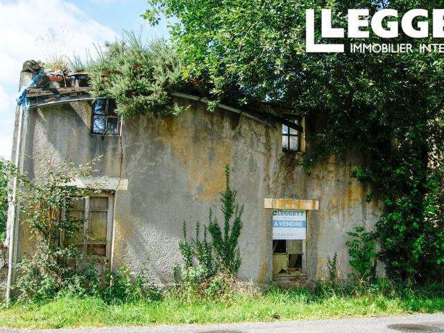 Ruine à rénover entièrement avec terrain, dans un petit hameau non loin de L'Absie. CU obtenu