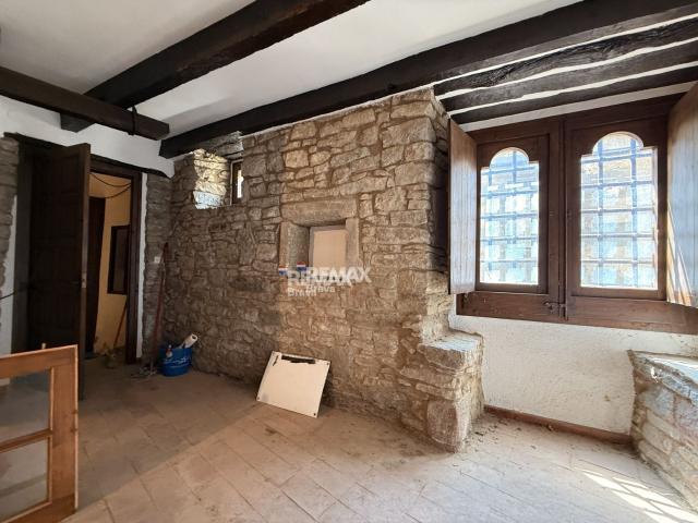 Rupit | Casa de piedra con encanto y gran potencial en el corazón del pueblo