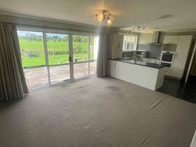 Rural 3 bedroom house + sleepout