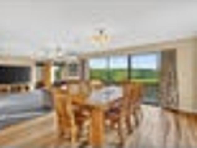 Rural views, stunning sunsets & family living
