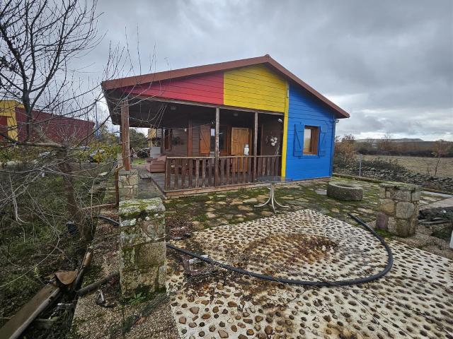 Rural property with habitable house, agricultural buildings. 10888m² Barruecopardo