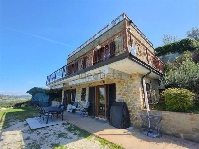 Rustici e casali in affitto di 225 m²