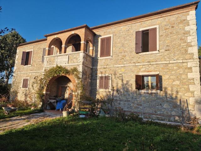 Rustici e casali in affitto di 348 m²