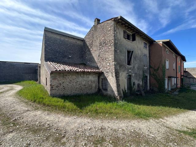 Rustici e casali in vendita di 1040 m² in Località Prandina