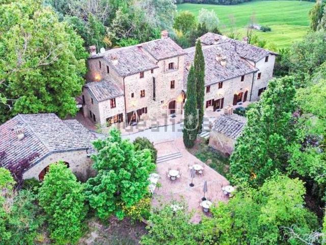 Rustici e casali in vendita di 1042 m² in Via Faitani