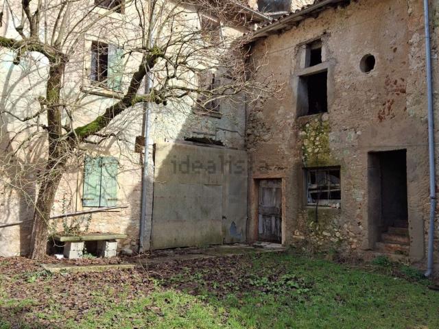 Rustici e casali in vendita di 1088 m² in Via Tessari