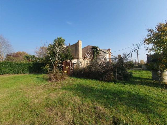 Rustici e casali in vendita di 10000 m²