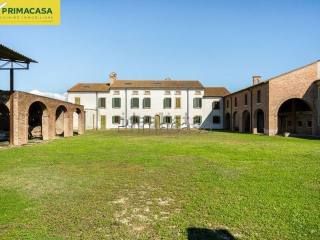 Rustici e casali in vendita di 1000 m² in Via della Libertà