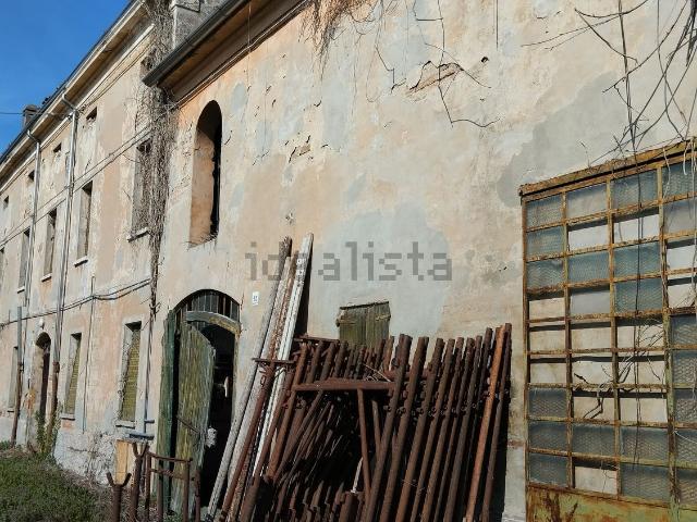 Rustici e casali in vendita di 1000 m² in Via Nino Bixio