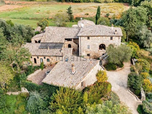 Rustici e casali in vendita di 1000 m²
