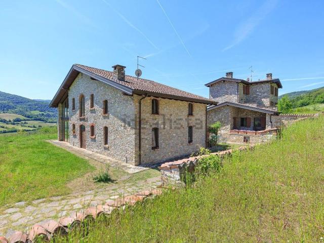 Rustici e casali in vendita di 1000 m²