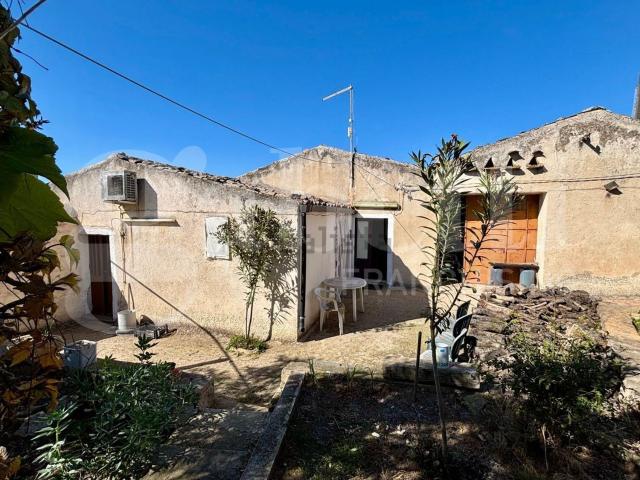 Rustici e casali in vendita di 100 m² in Contrada Bortolone, 55