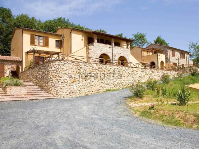 Rustici e casali in vendita di 1025 m²