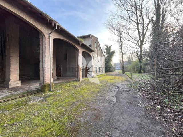 Rustici e casali in vendita di 1100 m² in Via Pierino Santini