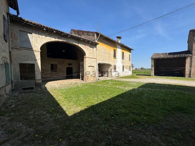 Rustici e casali in vendita di 1240 m² in Strada Dani Maestà, 37