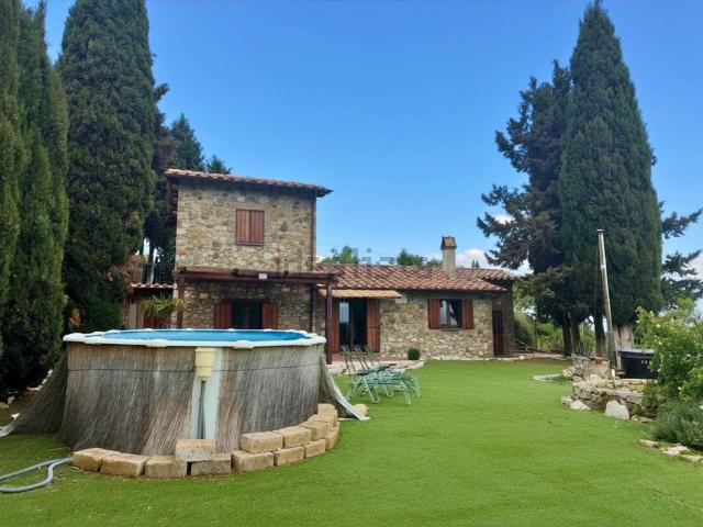 Rustici e casali in vendita di 128 m² in Via dei Castagni