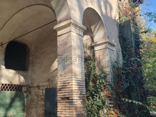 Rustici e casali in vendita di 1200 m² in Strada Contrada, 74
