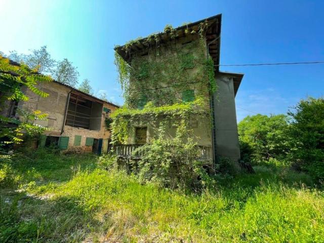 Rustici e casali in vendita di 1200 m² in Via Sinistra Guerro
