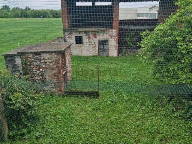 Rustici e casali in vendita di 120 m² in Via Novara