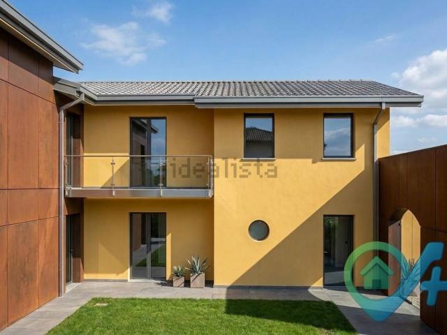 Rustici e casali in vendita di 120 m² in Via Botturi, 36