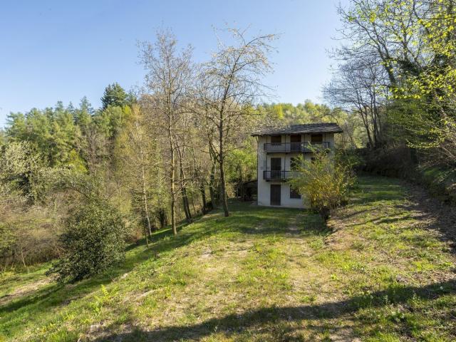 Rustici e casali in vendita di 121 m² in Via Montebracco, 27
