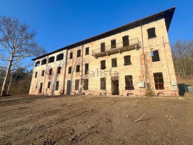 Rustici e casali in vendita di 1220 m² in Frazione Castiglione