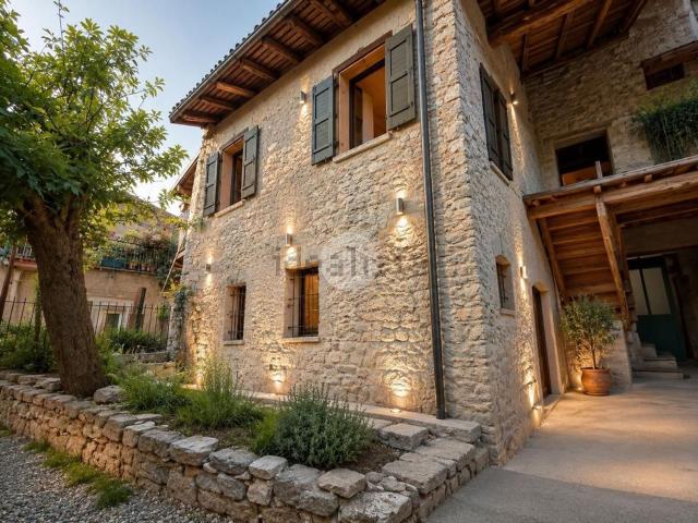 Rustici e casali in vendita di 137 m² in Vicolo Nas