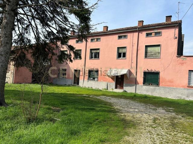 Rustici e casali in vendita di 1381 m² in Strada Fossato Novo Pedemonta, 3