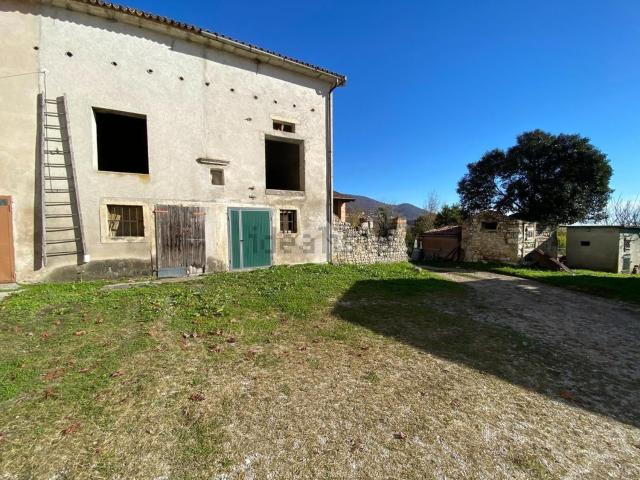 Rustici e casali in vendita di 138 m² in Borgo Danese, 99