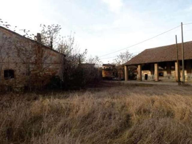 Rustici e casali in vendita di 139833 m² in Località Tavernago