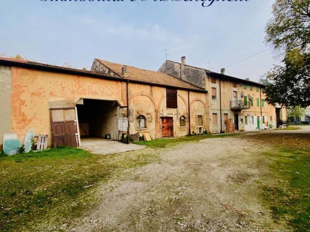 Rustici e casali in vendita di 1300 m² in Via Girolamo Gottardi