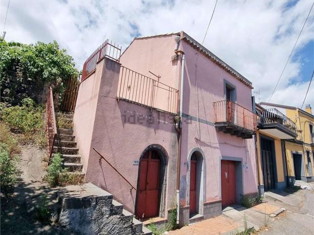 Rustici e casali in vendita di 130 m² in Via Catania